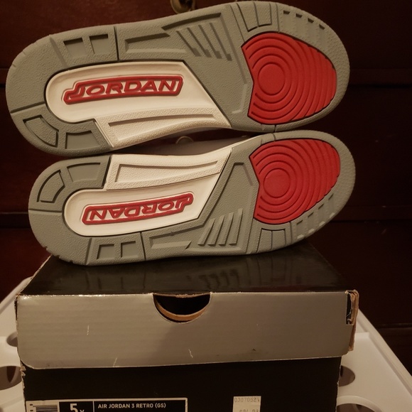 Brand new Jordan Retro 3 size 5 (never worn - Picture 2 of 5